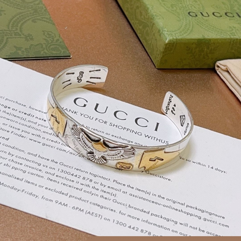 G*u*i bracelets